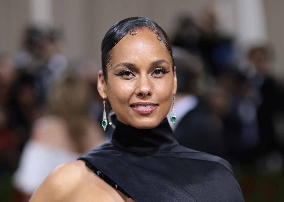 Alicia Keys shows off curves in colorful bikini while partying on yacht Alicia Keys shows off curves in colorful bikini while partying on yacht